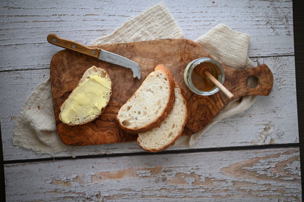 Pane, burro e miele sul tagliere della colazione