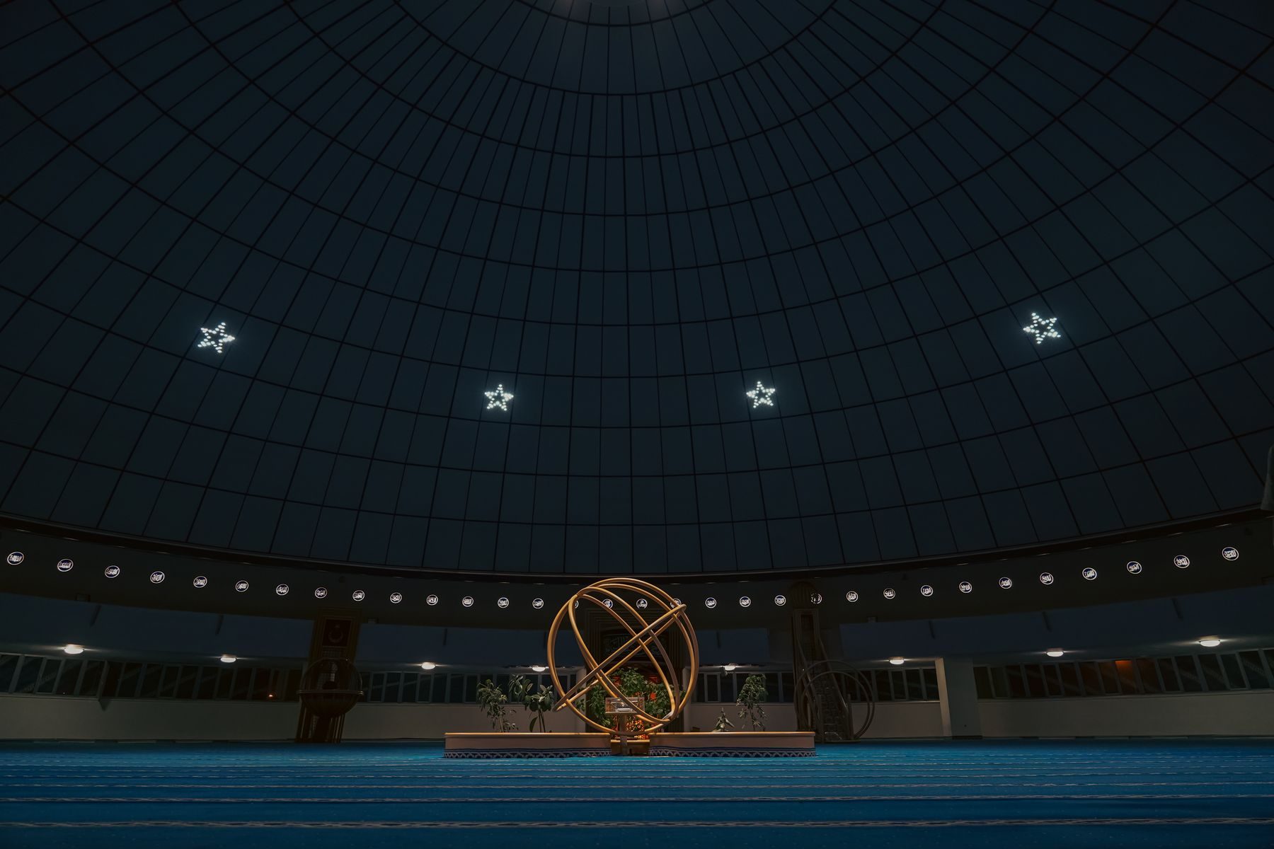 La cupola di un planetario con una sfera armillare al centro