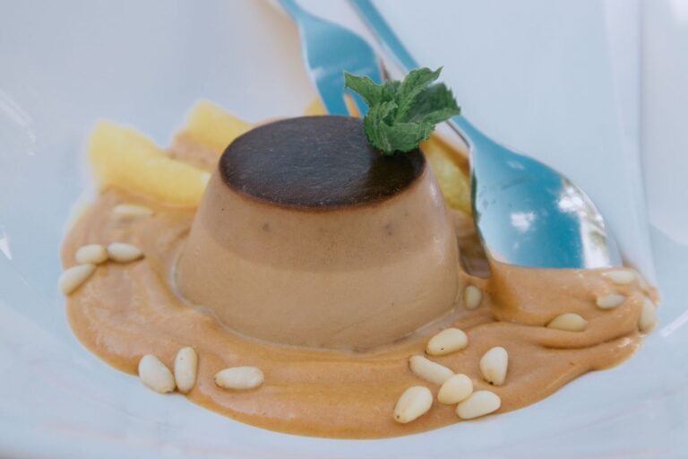 Un budino al cacao col caramello e la granella