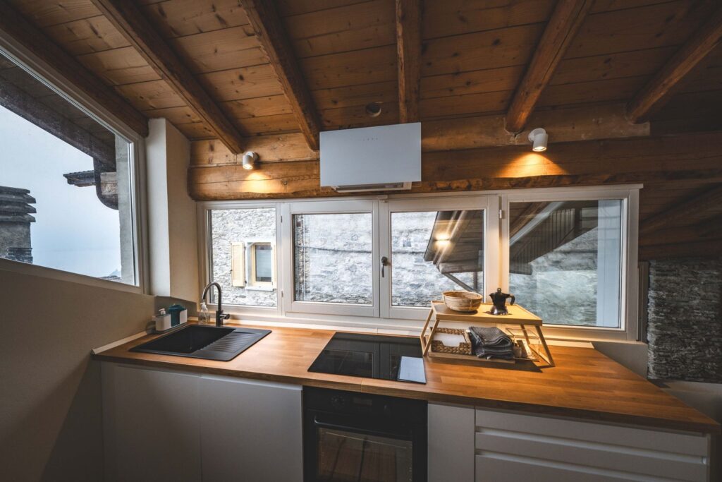 Cucina in larice con le finestre sul paese