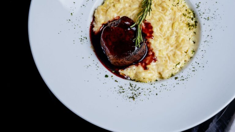 Il brasato sulla polenta, con la riduzione di vino rosso