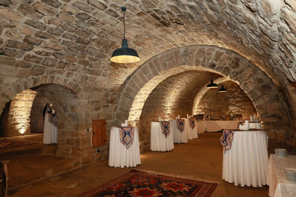Una cantina con le volte di pietra e i tavoli apparecchiati