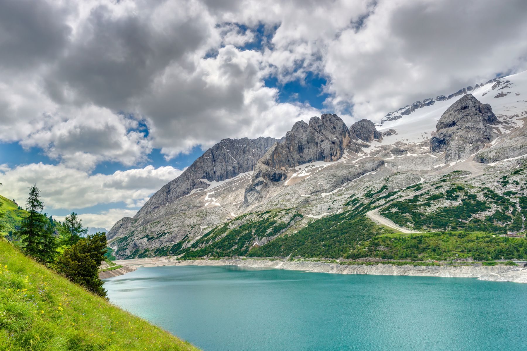 Il ghiacciaio della Marmolada sopra il lago di Fedaia