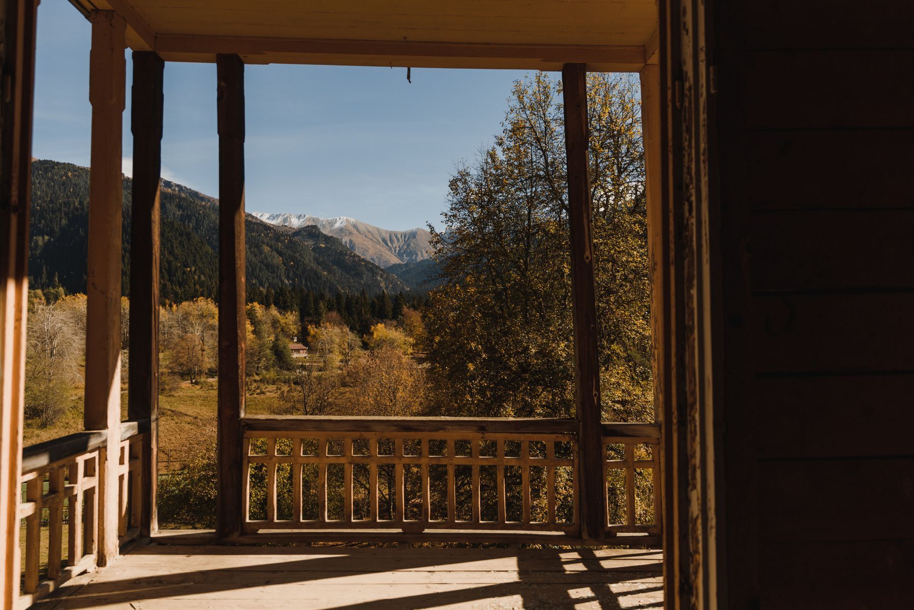 La veranda di legno sulle montagne in autunno
