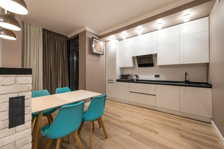 Il tavolo con le sedie turchesi davanti alla cucina