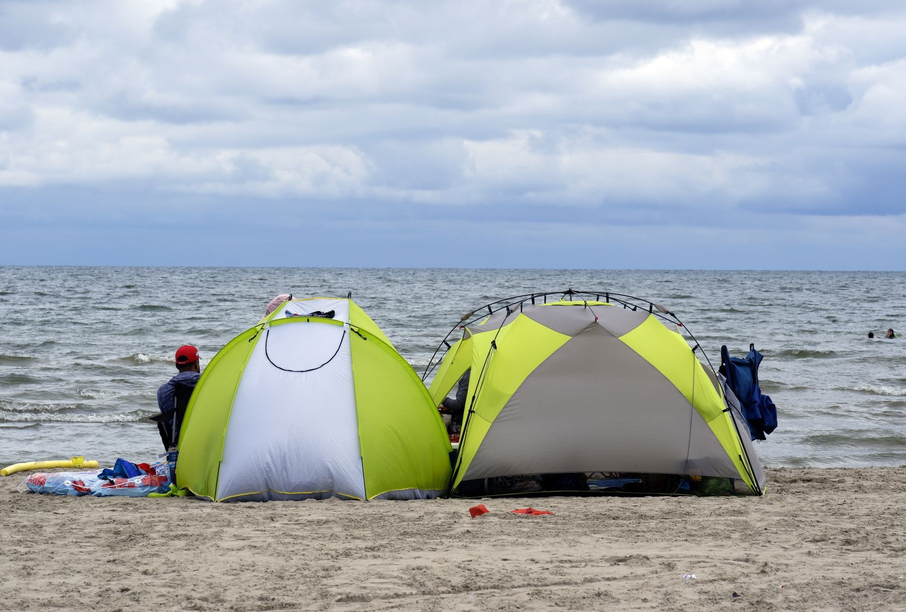Le tende del festival sulla spiaggia