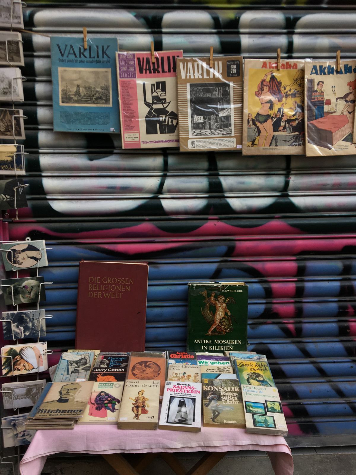 Un banco di riviste e fanzine colorate