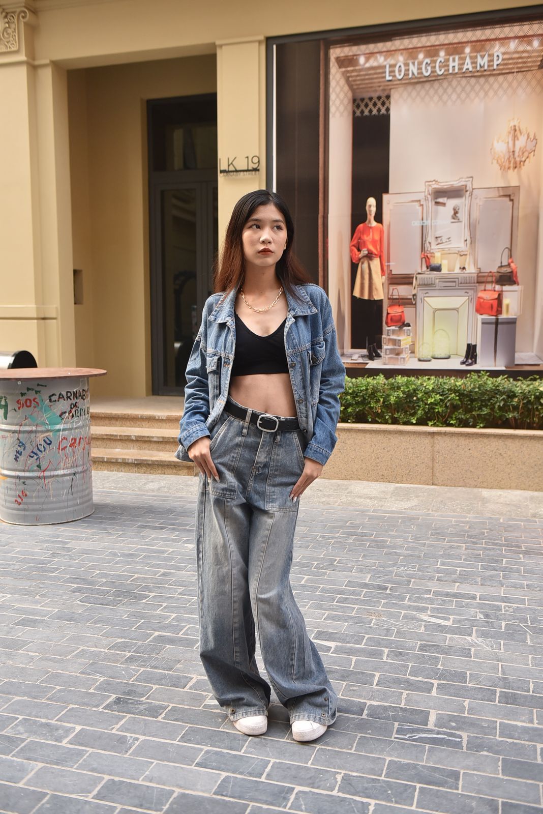 Una ragazza in jeans e giacca di denim