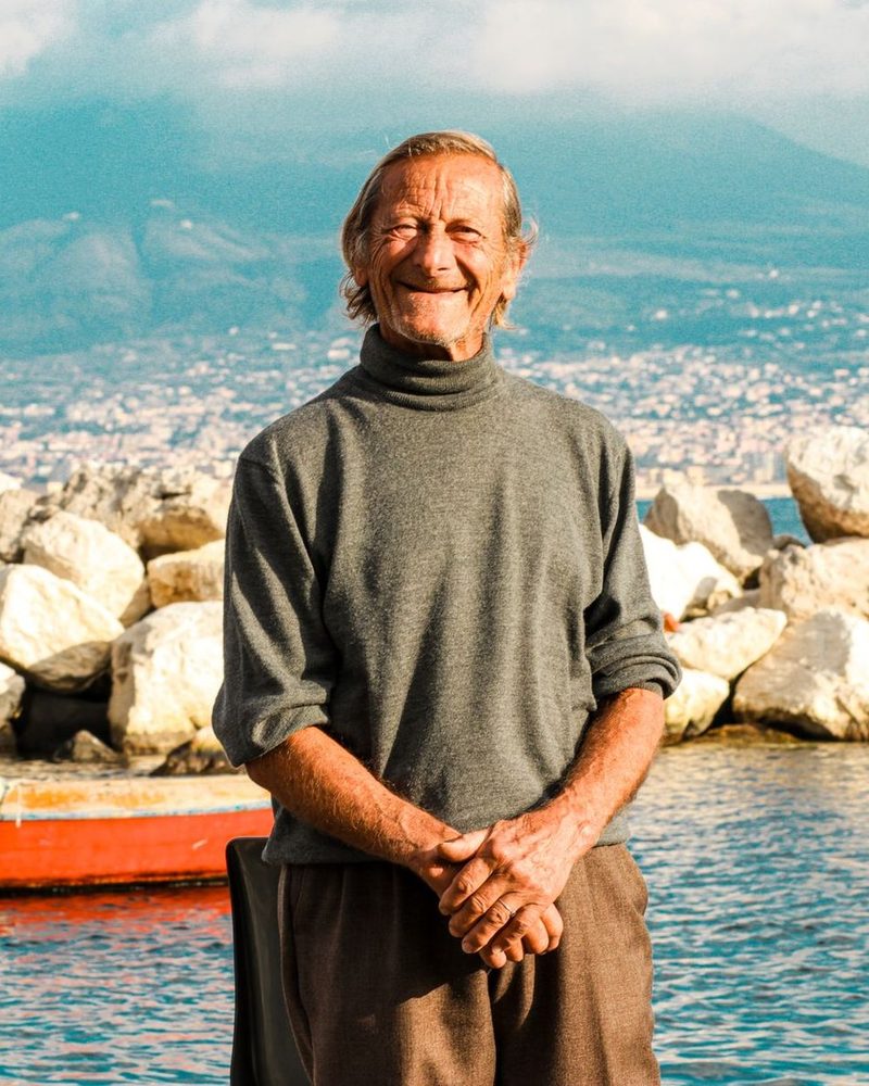 Turi Ferlito, che ha aperto Carretto nel 1987, sugli scogli davanti al porto