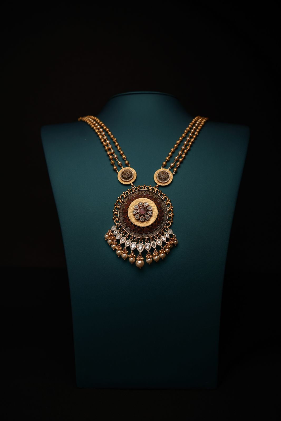 Una collana d’oro su fondo scuro
