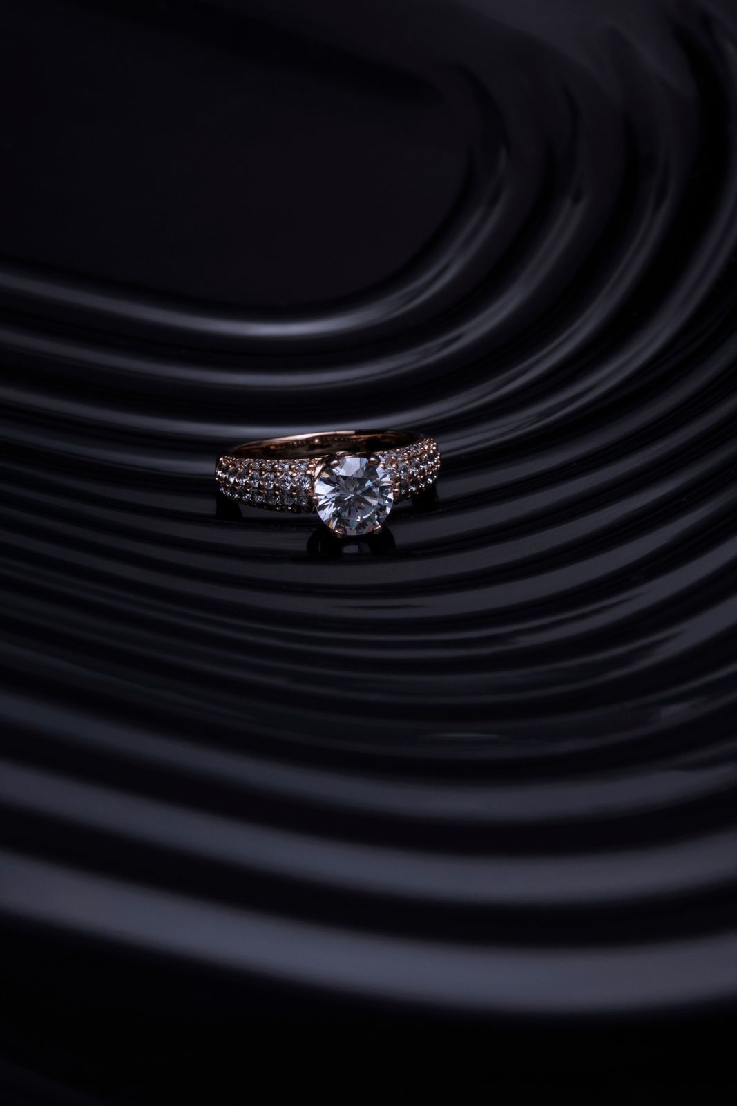 Un anello con diamante su un fondo scuro