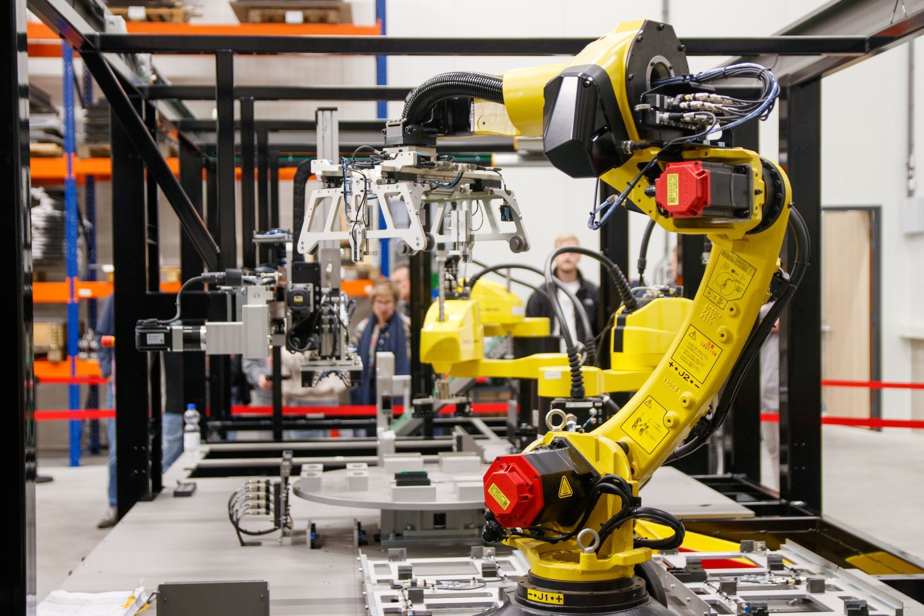 Robot di fine linea in una cella di prova