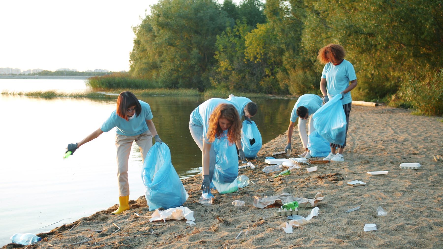 Volontari che puliscono la spiaggia