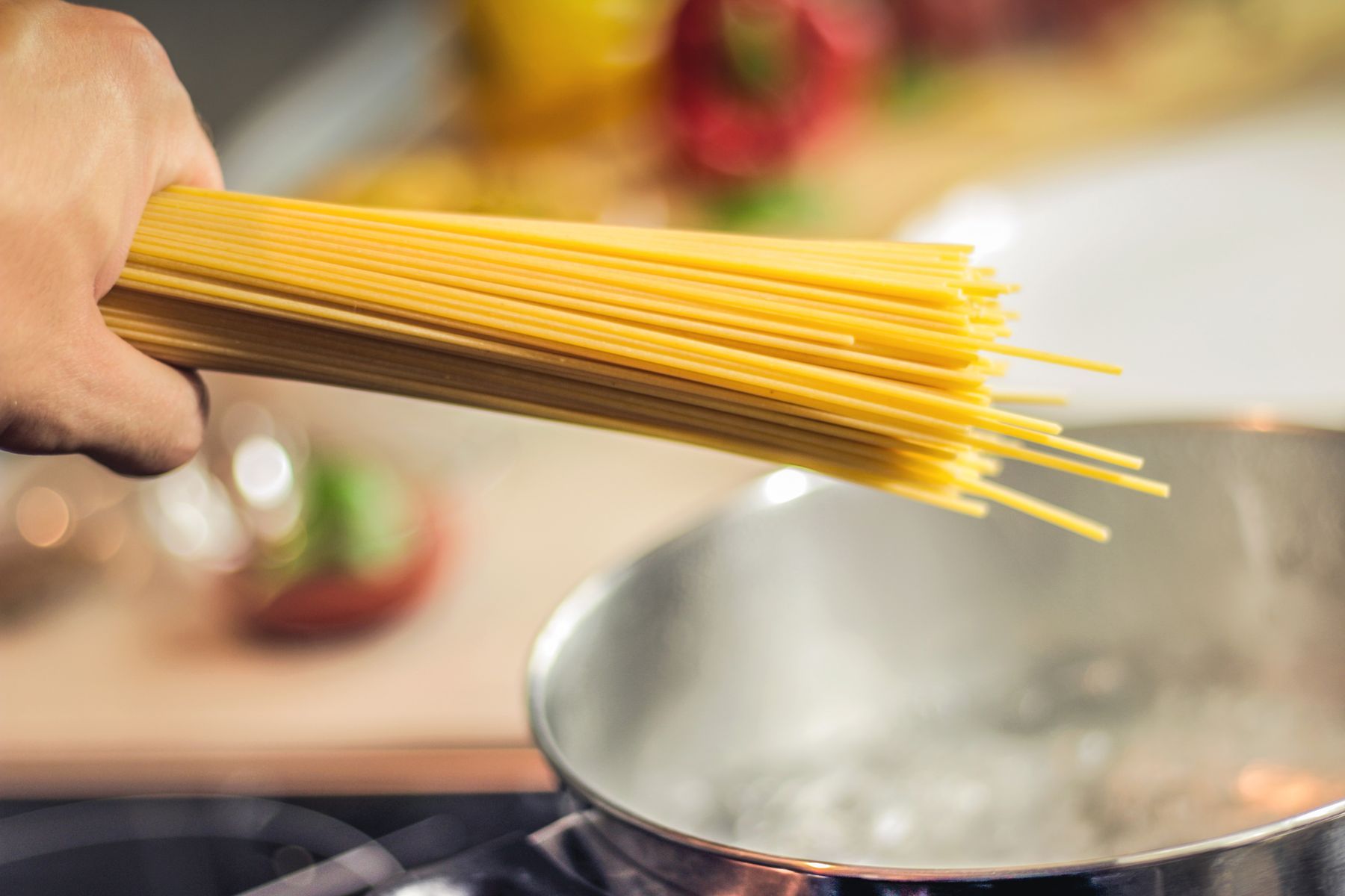 Un mazzo di spaghetti sopra la pentola che bolle