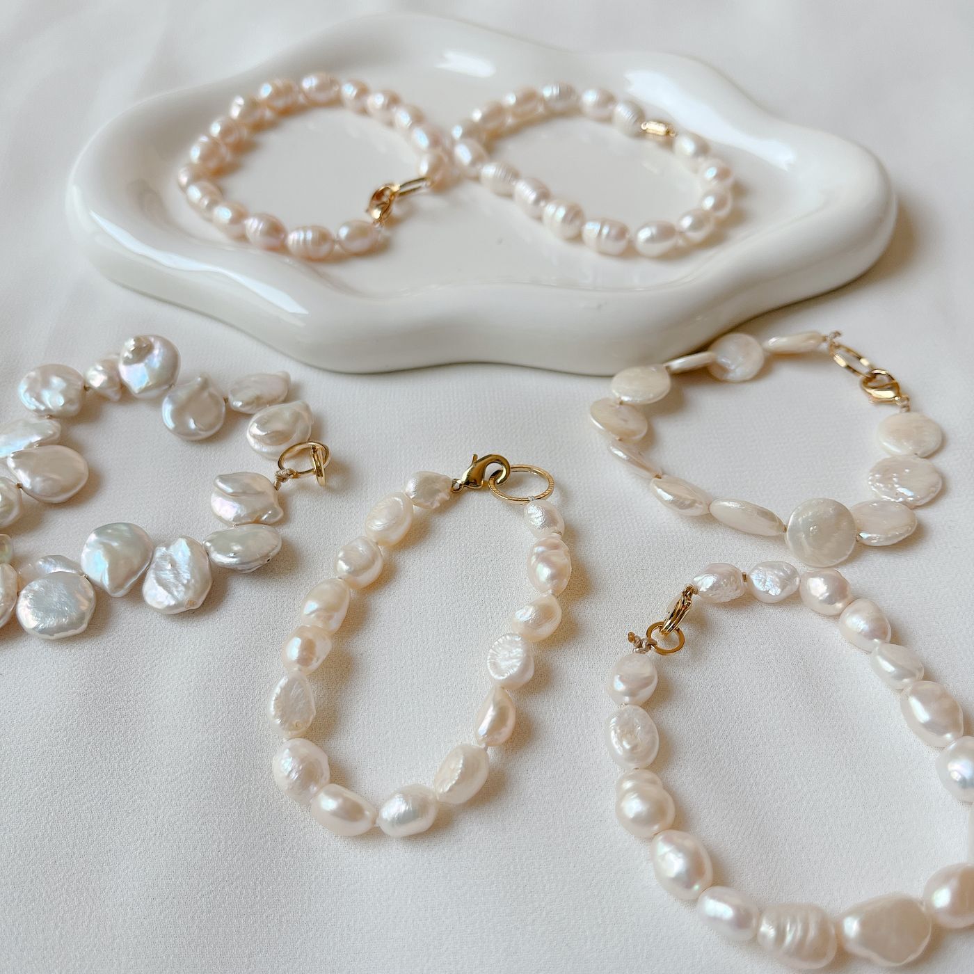 Collana di perle e orologio placcato oro, anni Settanta · trascina per girare