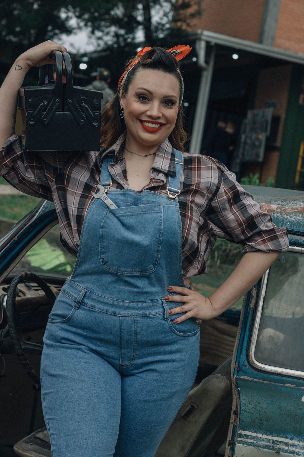 Una salopette di jeans