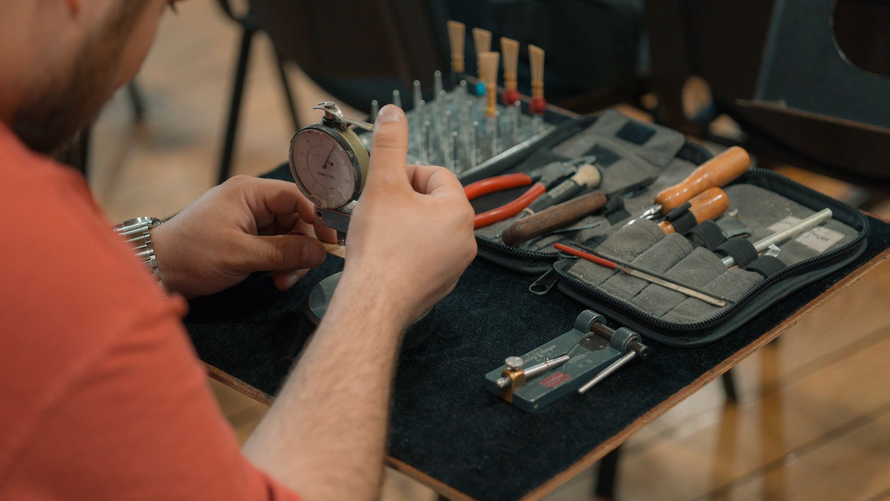Un tecnico controlla un comparatore al banco, con gli strumenti di misura