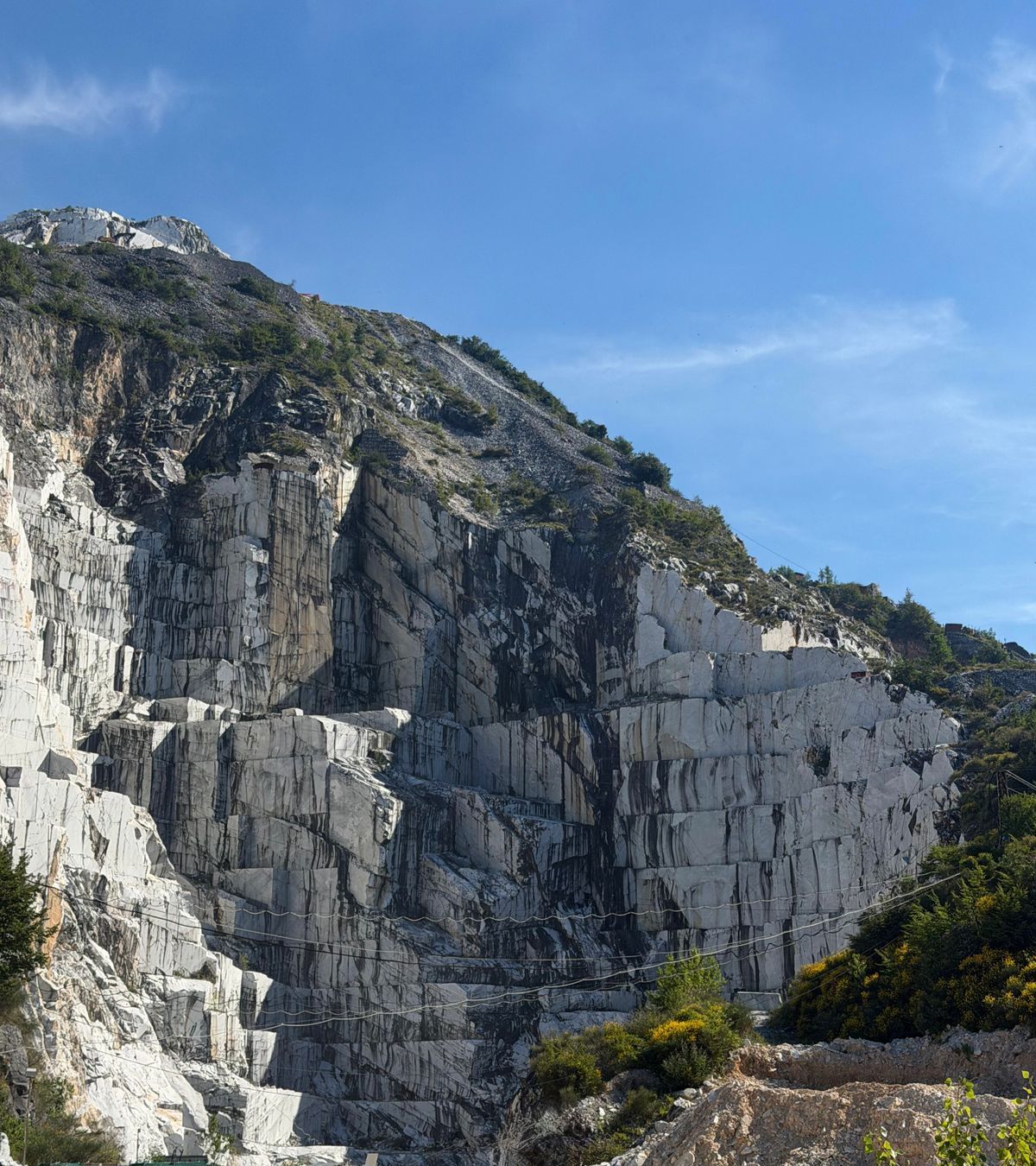Una parete di marmo tagliata a gradoni sotto il cielo azzurro