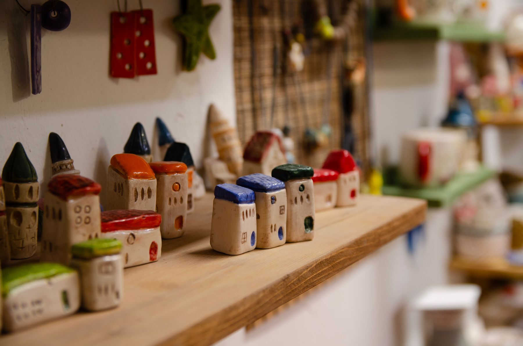 Gli scaffali del negozio con le ceramiche