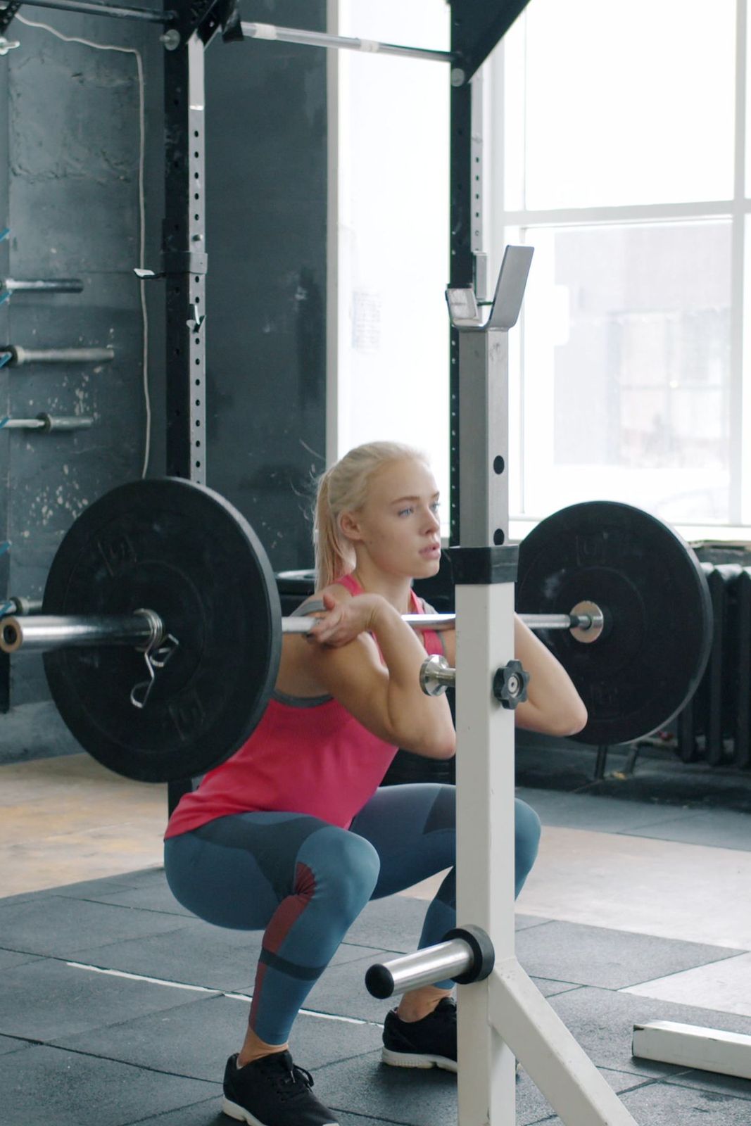 Federica Rosso in front squat al rack, i finestroni alle spalle