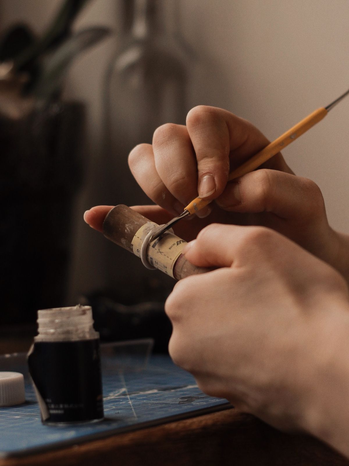 Le mani lavorano un anello al banco