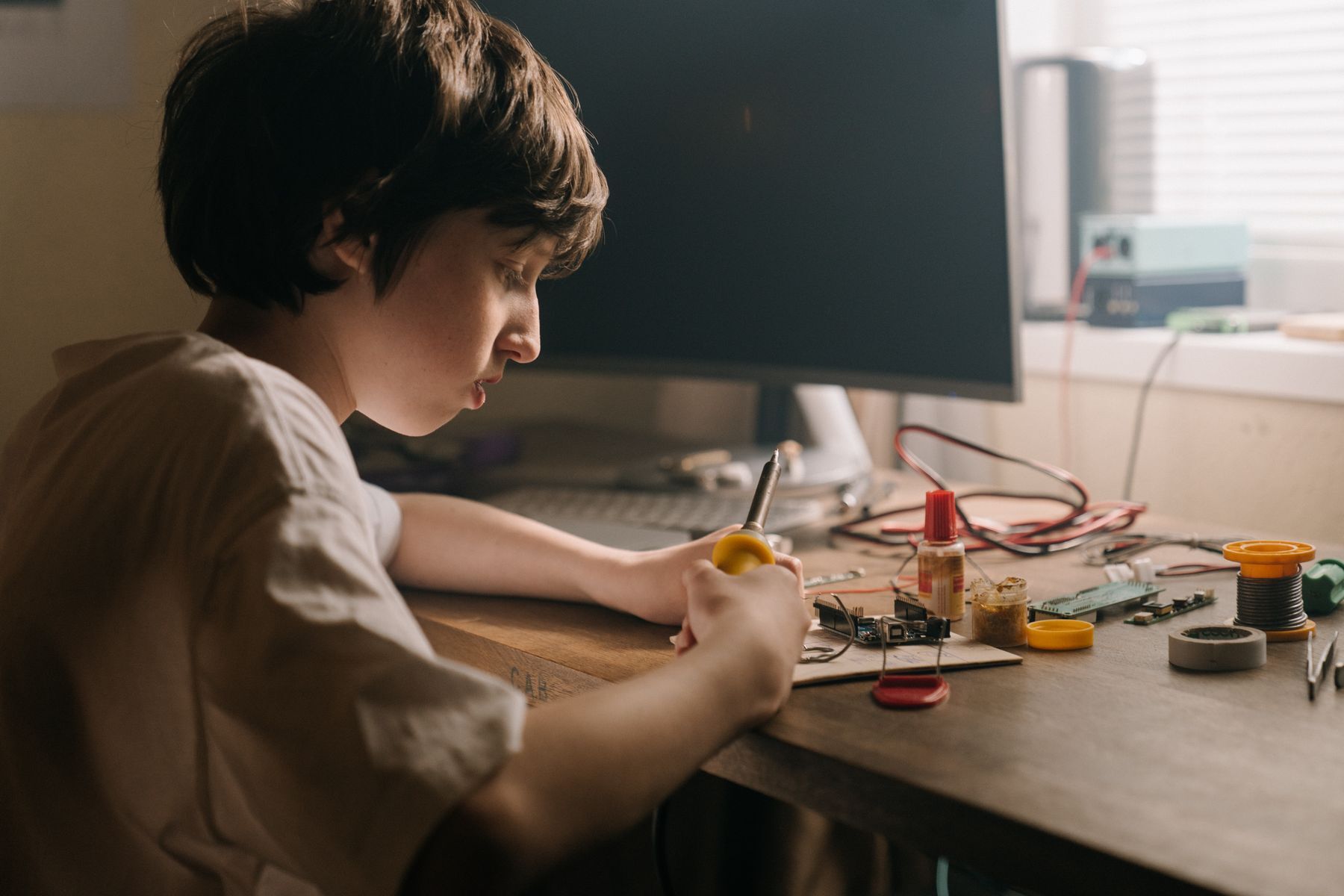 Un ragazzo al banco dell’elettronica