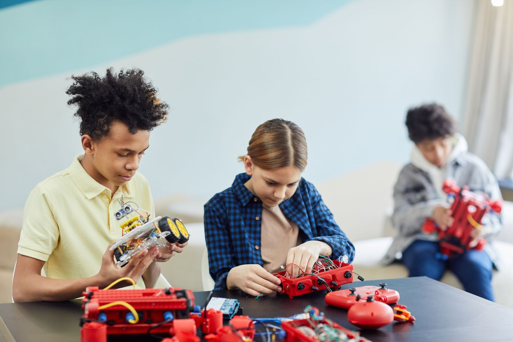 Ragazzi che costruiscono un robot