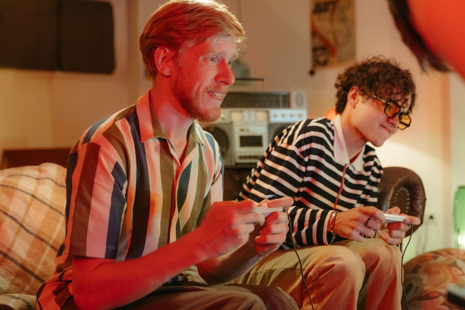 Amici che giocano ai videogiochi d’epoca