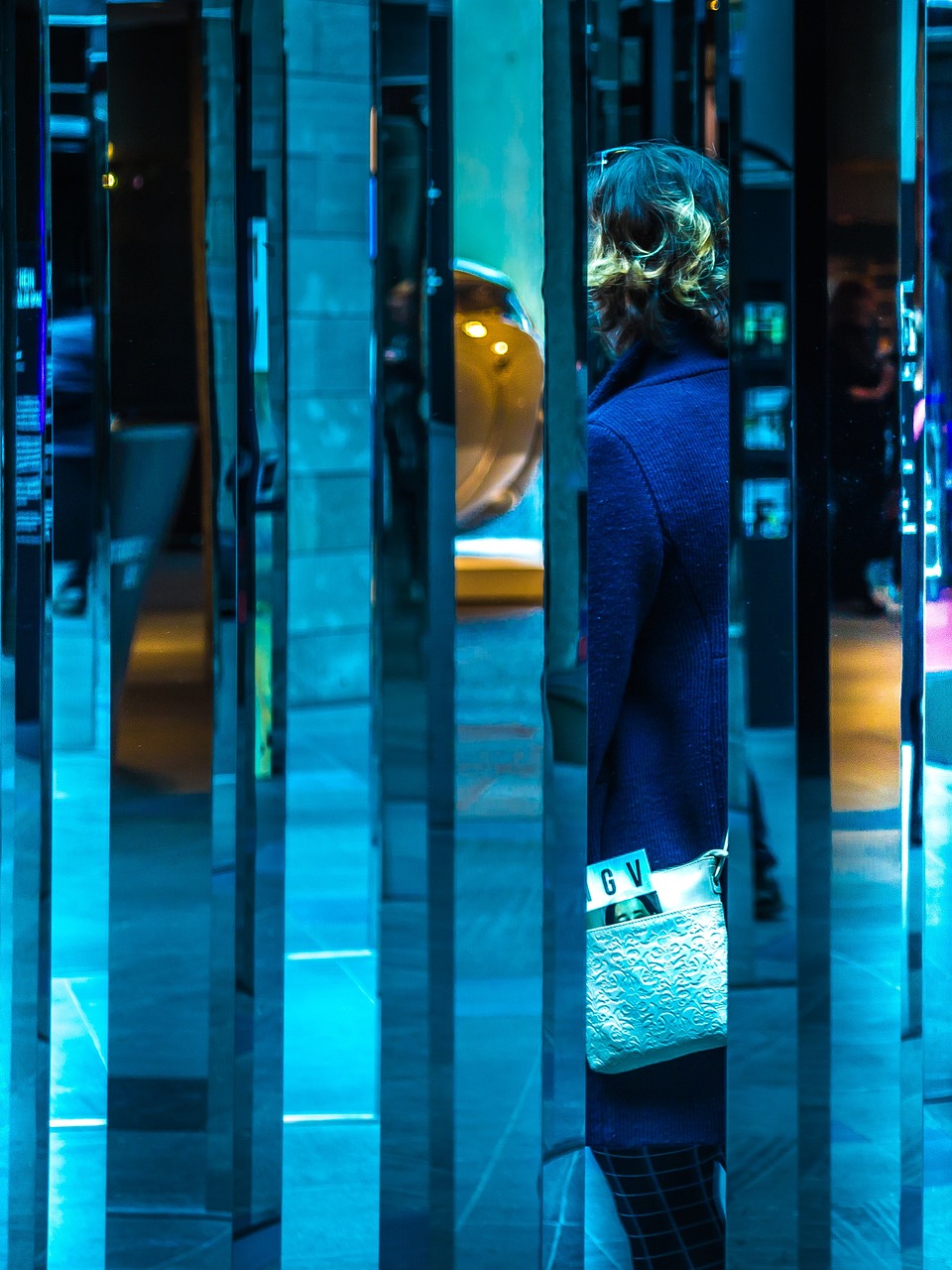 Luci blu in una galleria commerciale