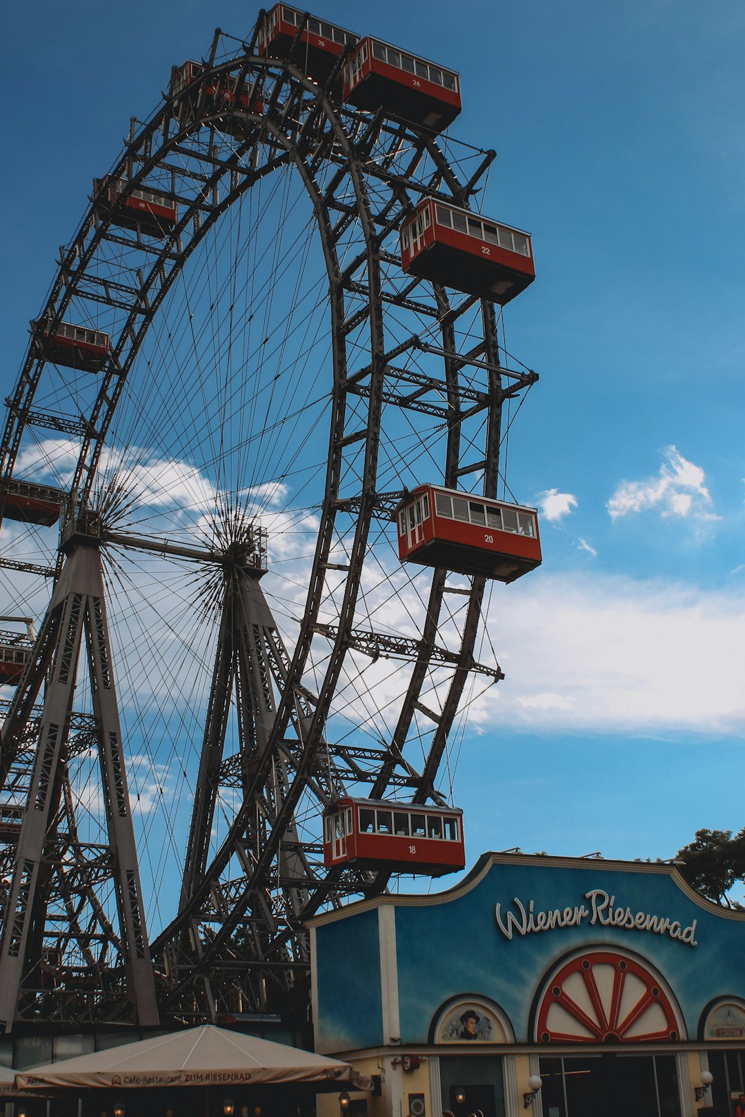 Una ruota panoramica contro il cielo