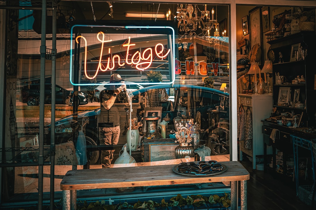 Un'insegna al neon sopra una vetrina vintage