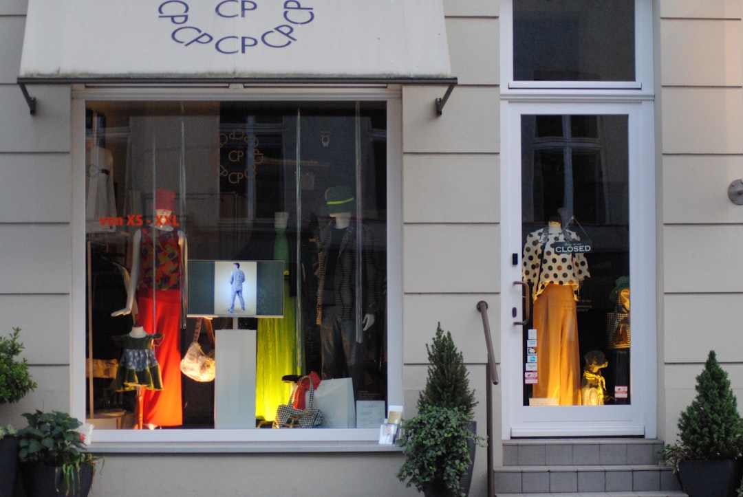 la fachada de una tienda con ropa expuesta en el escaparate