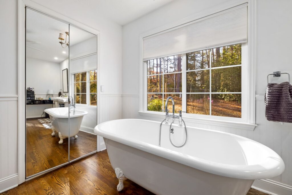 Bagno con la vasca sotto la finestra