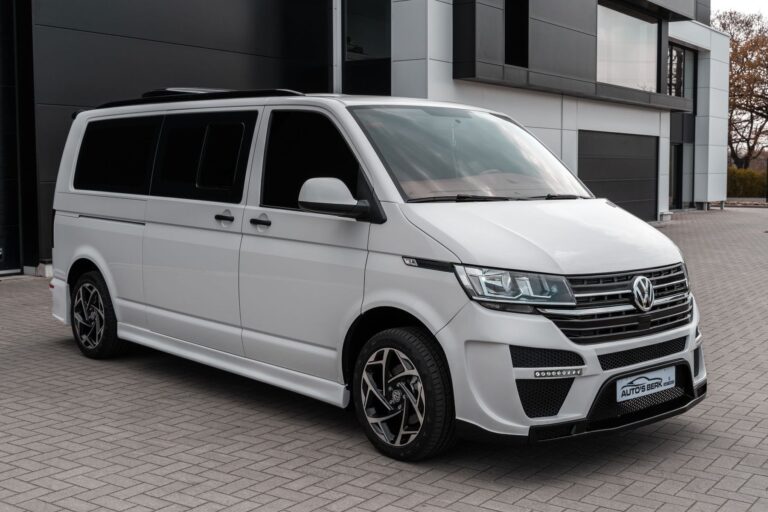 Un minibus Volkswagen bianco a nove posti, visto di tre quarti