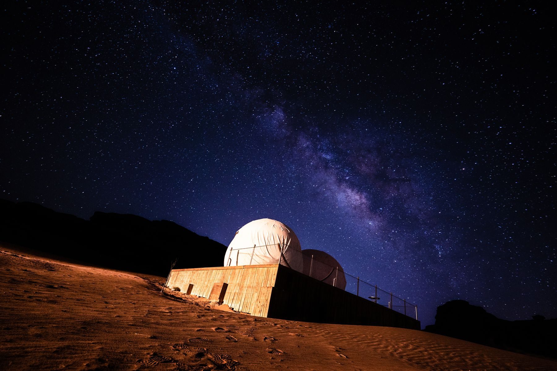 La cupola bianca di un osservatorio sotto la Via Lattea