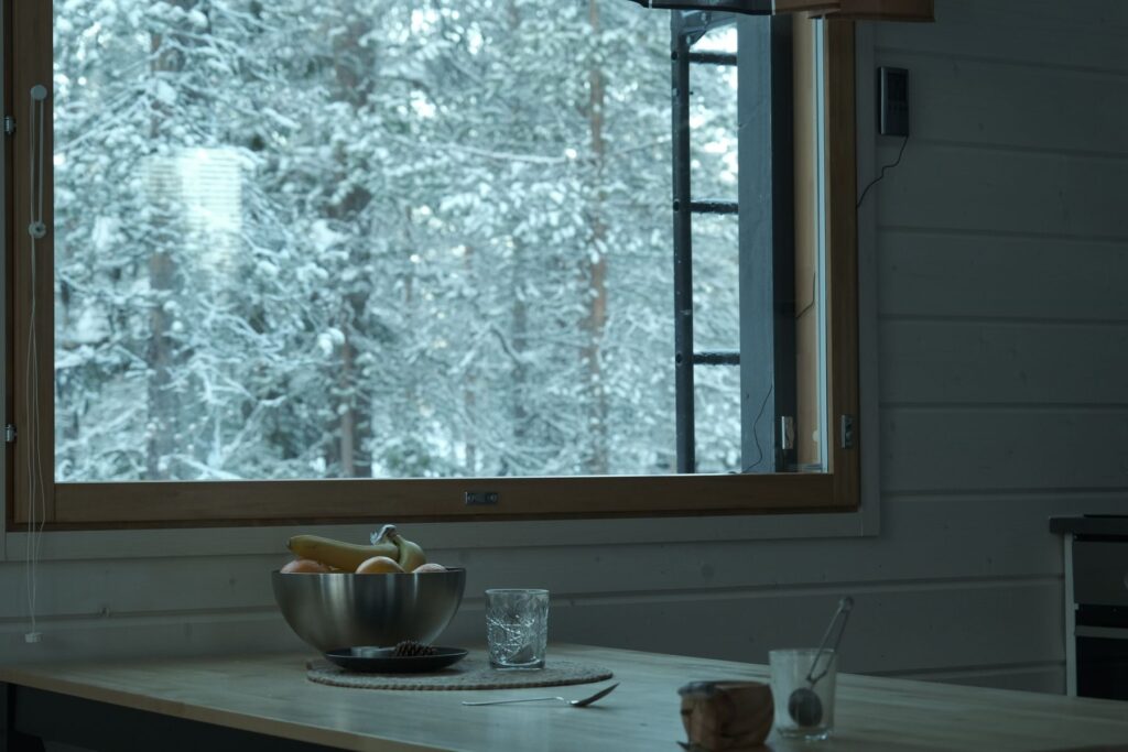 Tavolo davanti alla finestra sul bosco innevato
