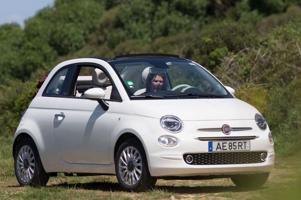 Una Fiat 500 bianca parcheggiata sul prato