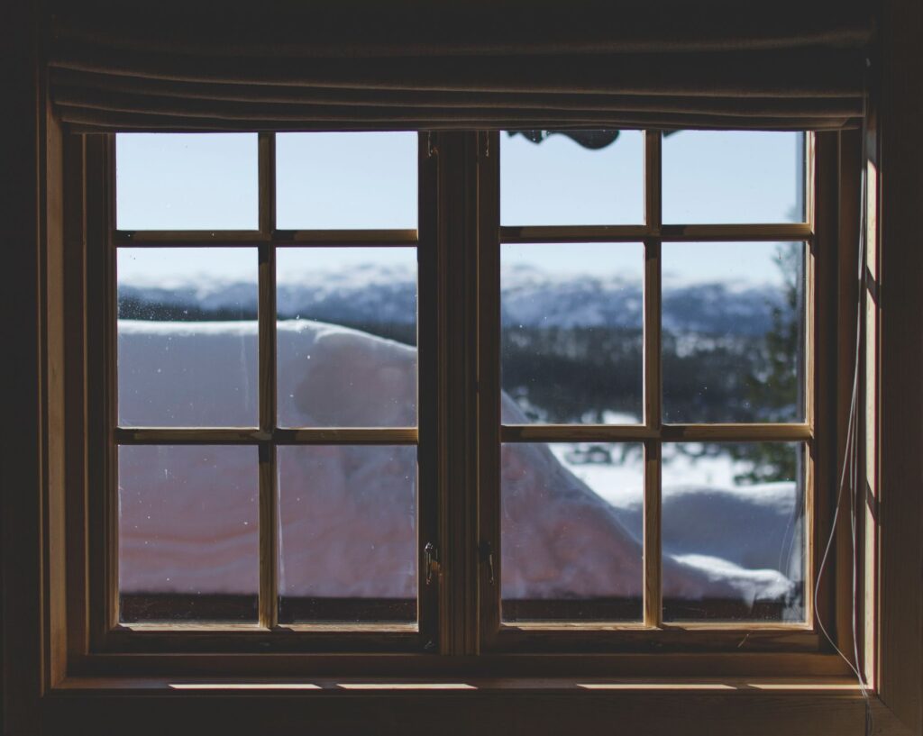 Neve e cime dalla finestra a riquadri
