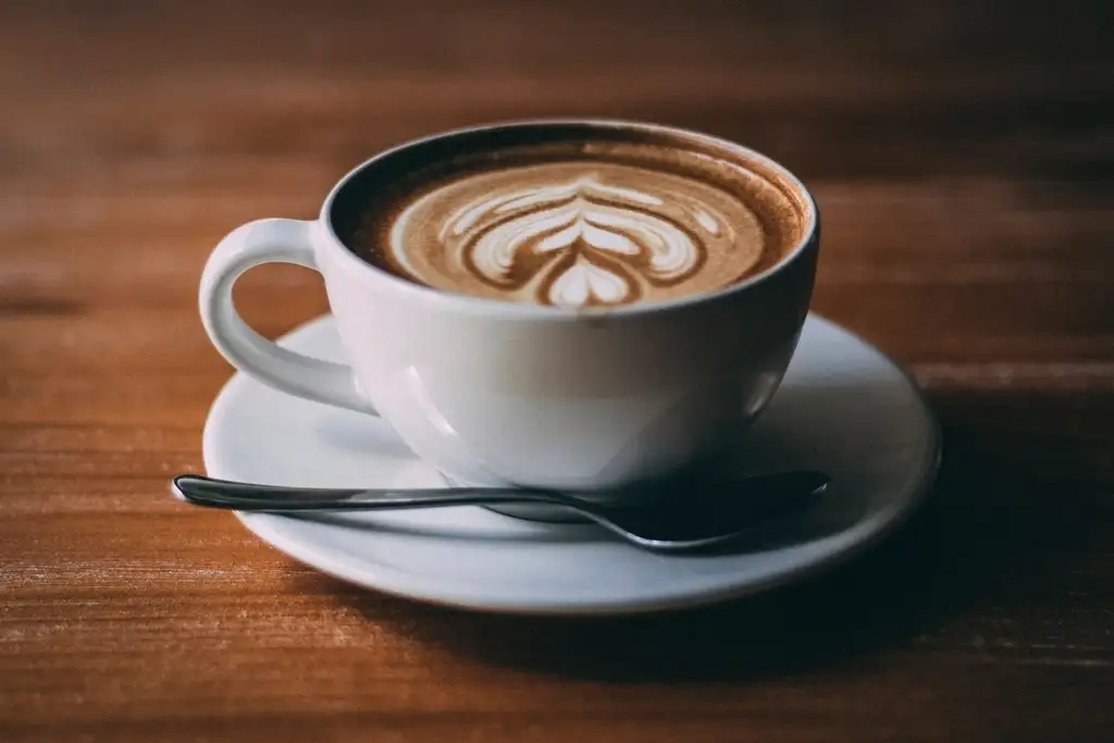 Un cappuccino con la schiuma disegnata