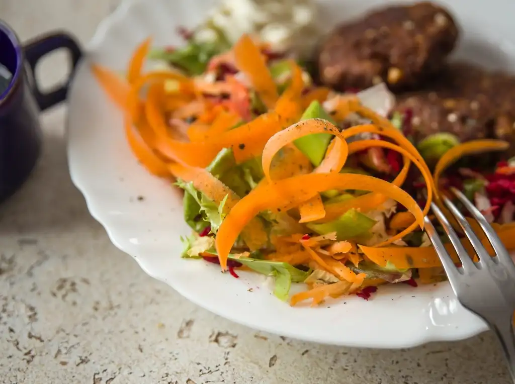 Un piatto di insalata con carote