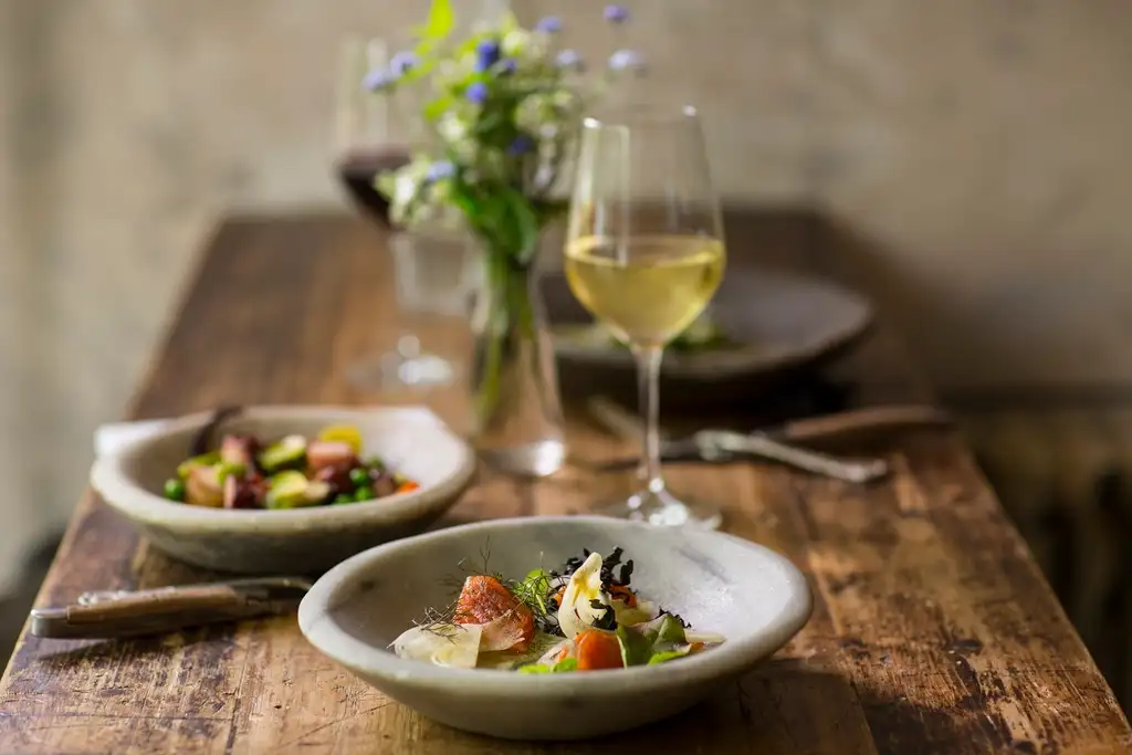 Una tavola apparecchiata con vino bianco
